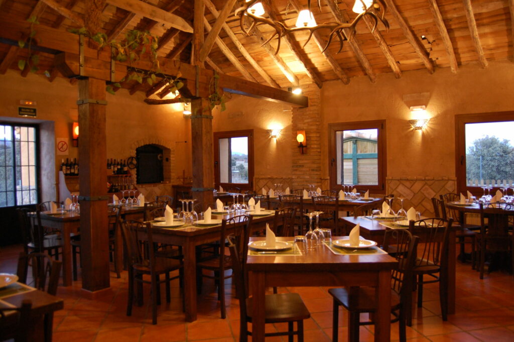 comedor rustico del restaurante El anzuelo con techo y mesas de madera