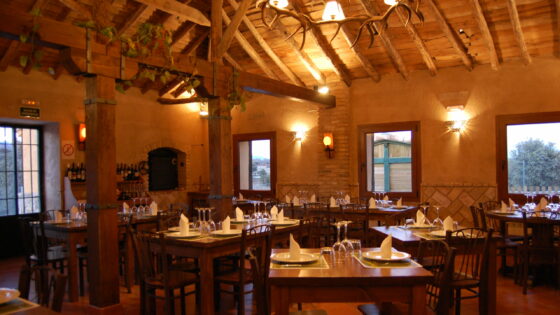 comedor rustico del restaurante El anzuelo con techo y mesas de madera
