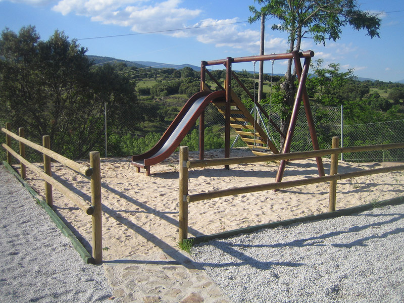 Exteriores del restaurante El Anzuelo con un parque infantil